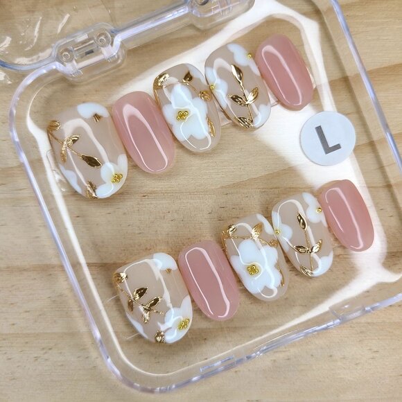 Gilded Floral Press-On Nail Set DIY Easy & Reusable At Home Manicure - Picture 2 of 5